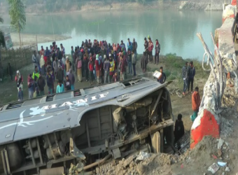 ব্রিজের রেলিং ভেঙে বাস খাদে পড়ায়, নিহত ২